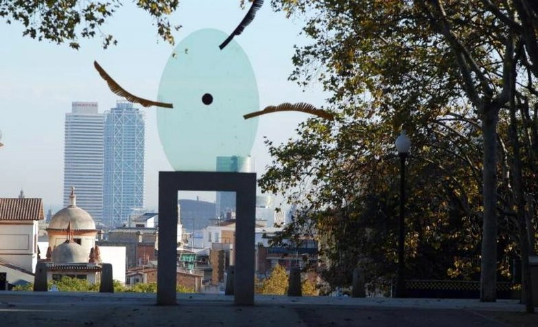 Une sculpture dans un parc de Barcelone, les tours du front de mer au loin
