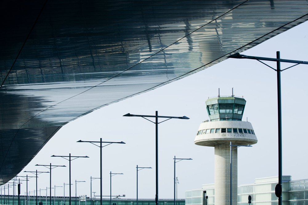 La tour de contrôle et l'auvent du Terminal 1 de l'aéroport Barcelone-El Prat
