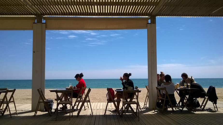 Une terrasse au bord de la Méditerranée, à Barcelone