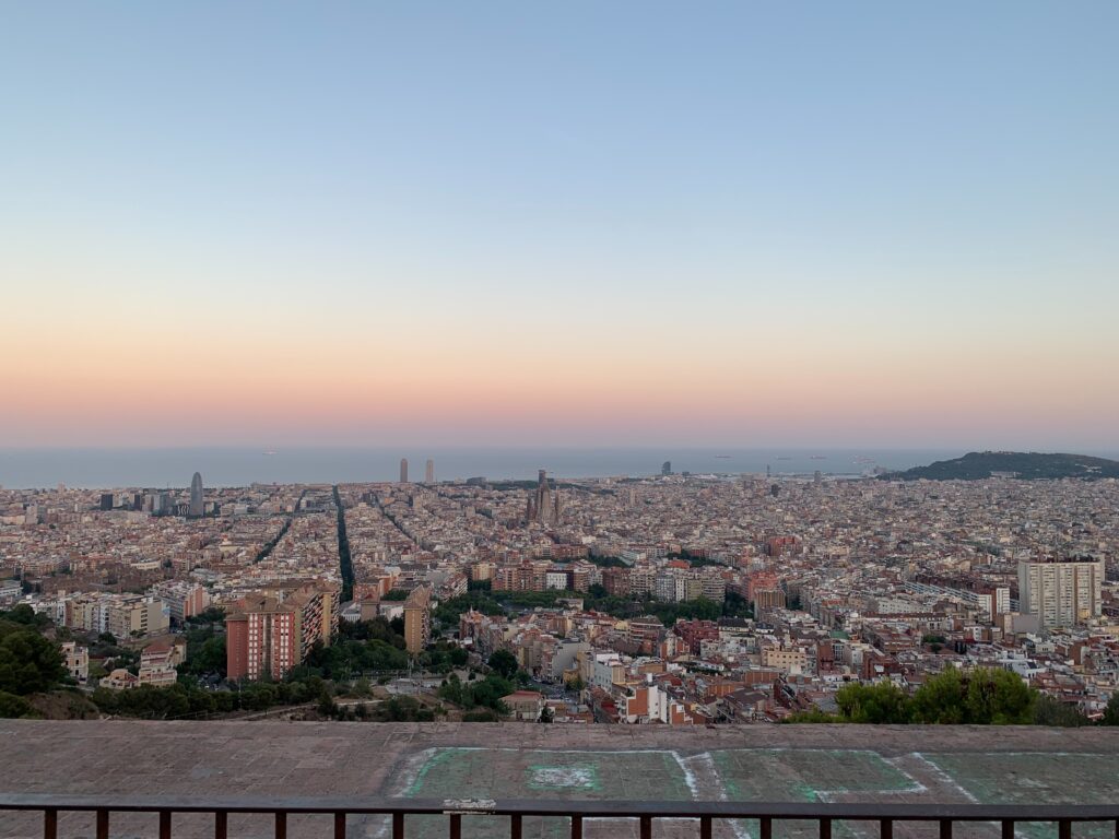 Panorama de Barcelone au coucher du soleil depuis les Bunkers del Carmel : l Eixample, la Sagrada Familia et la mer