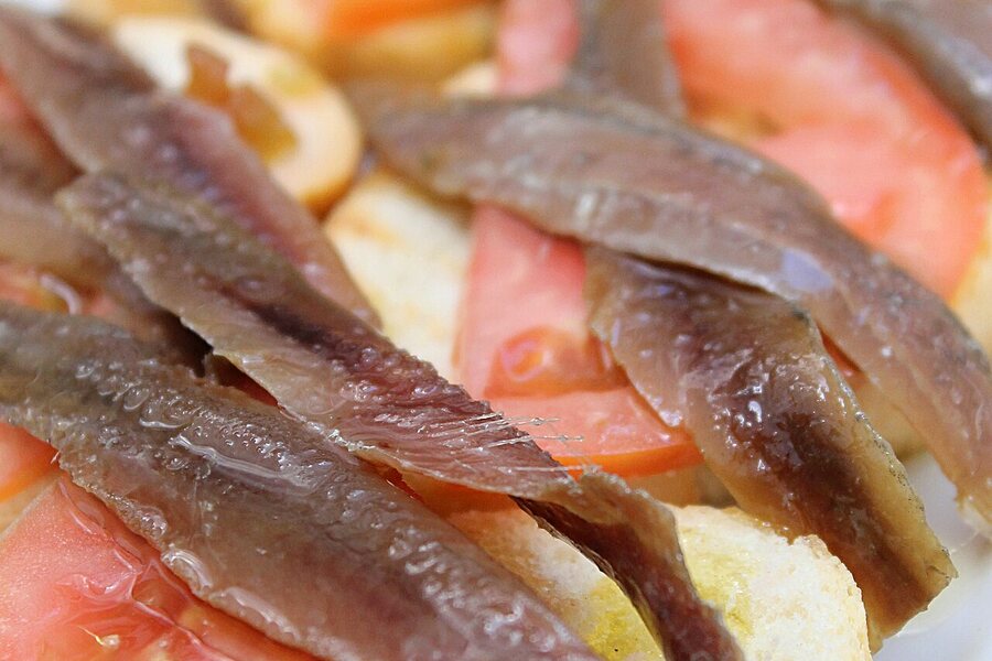 Anchois sur pain à la tomate