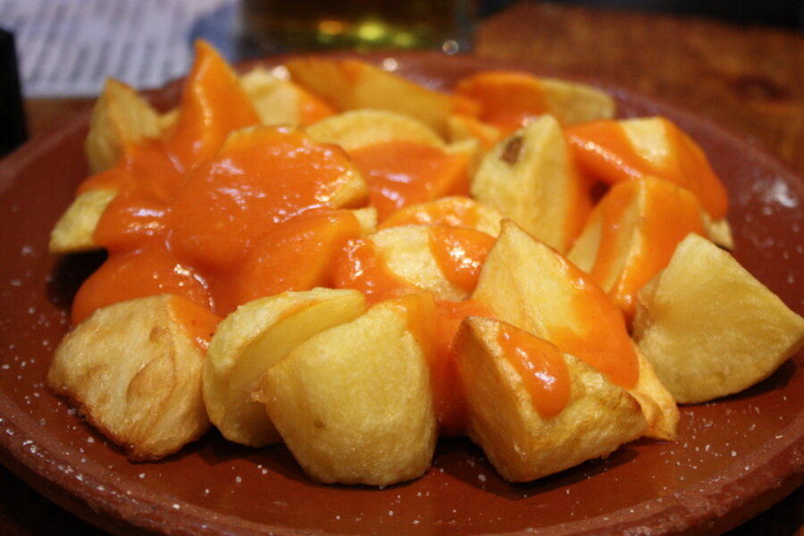 Patatas bravas nappées de sauce piquante