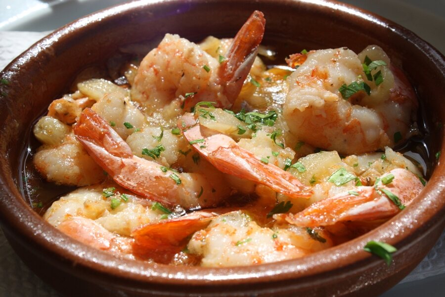 Gambas al ajillo dans leur cassolette