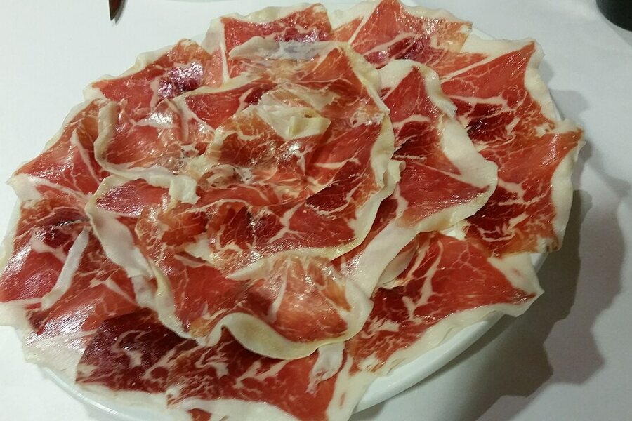 Assiette de jamón ibérico tranché fin