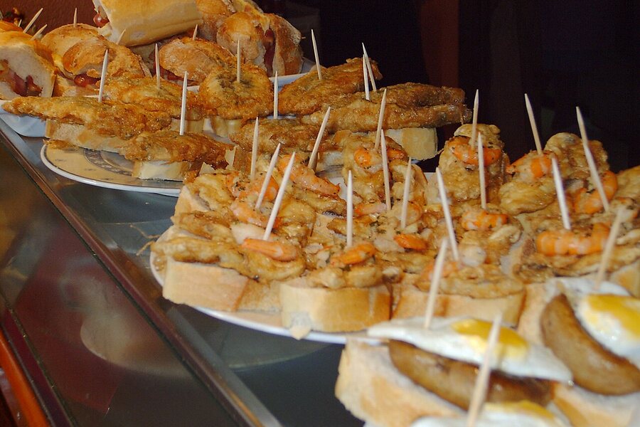Comptoir de pintxos piqués de cure-dents
