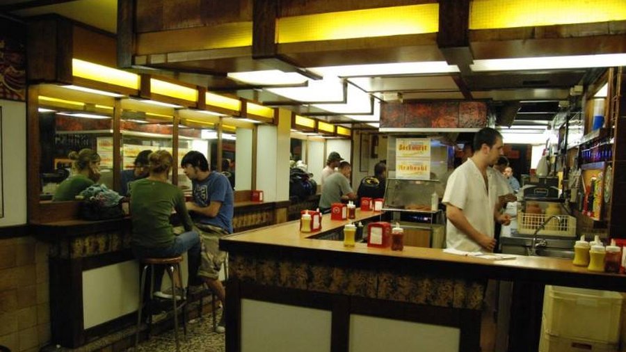 Un comptoir de tapas dans un marché de Barcelone