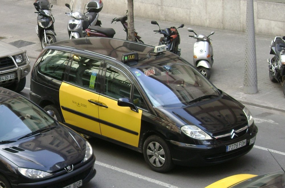 Un taxi noir et jaune de Barcelone