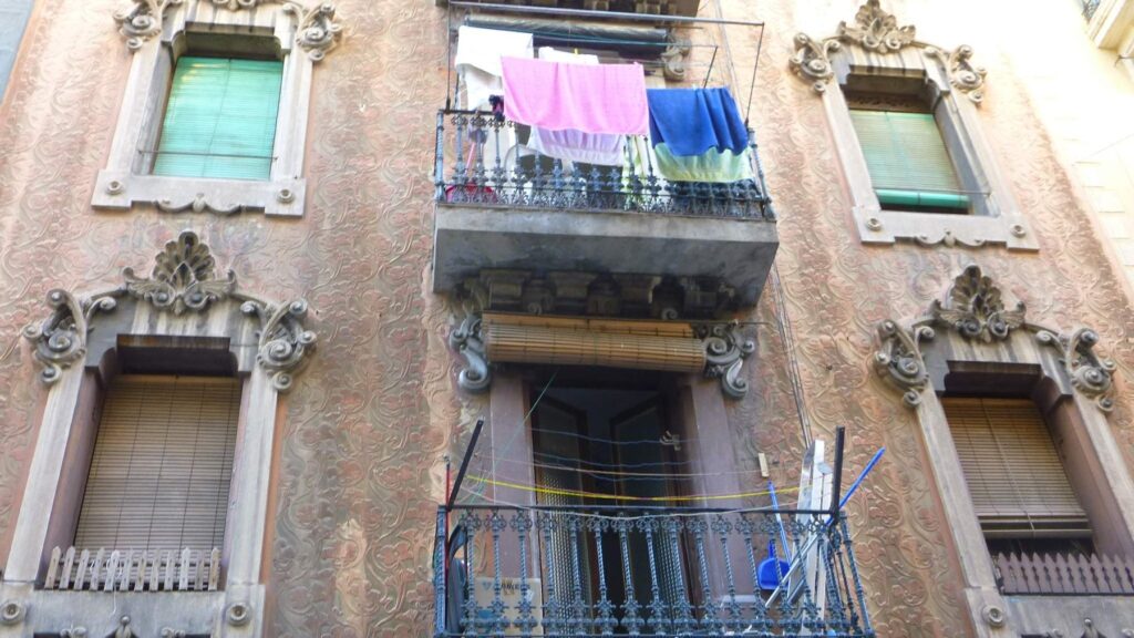 Barcelone met fin à ses meublés touristiques en 2028 : le décret, la décision et ce qui reste ouvert