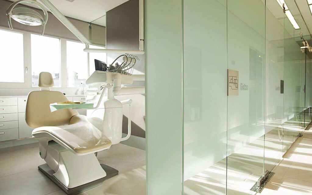 Clínica Dental Ahoa, implantologie et esthétique dentaire