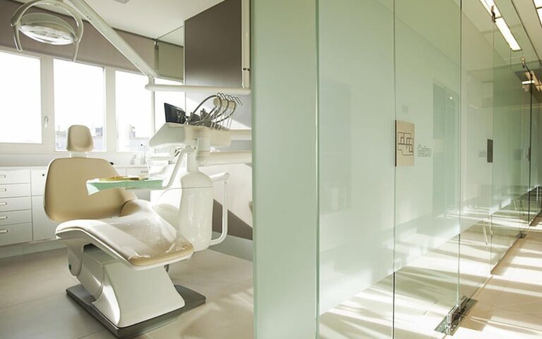 Clínica Dental Ahoa, implantologie et esthétique dentaire