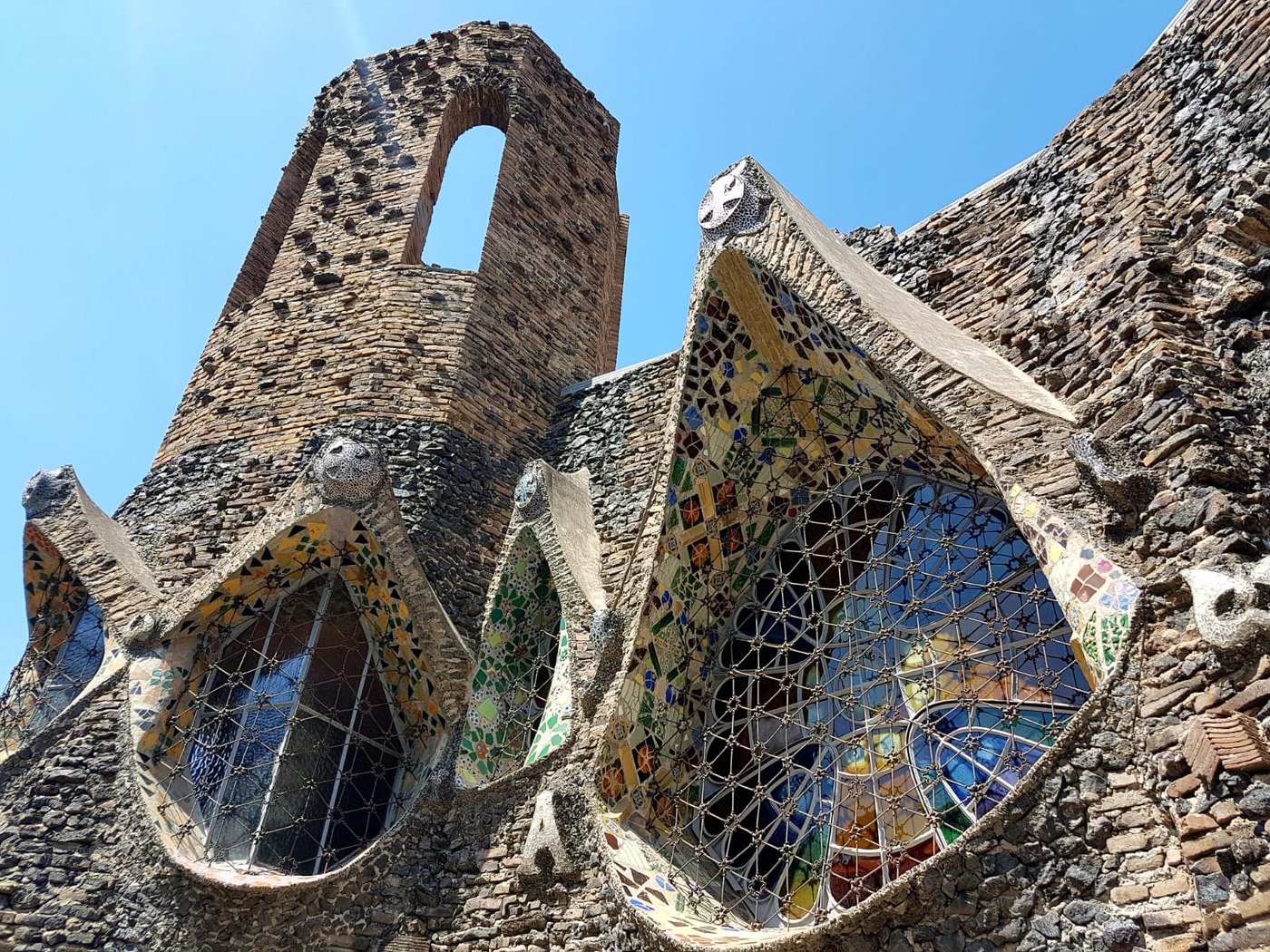 La crypte de la Colònia Güell de Gaudí, vitraux et colonnes inclinées, Santa Coloma de Cervelló