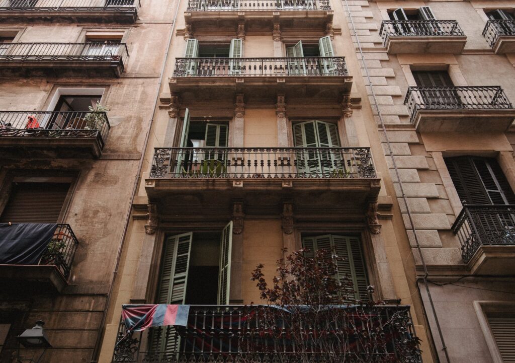 Façades d'immeubles d'habitation avec balcons à Barcelone