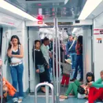 Rame de métro bondée à Barcelone, avec passagers debout et assis
