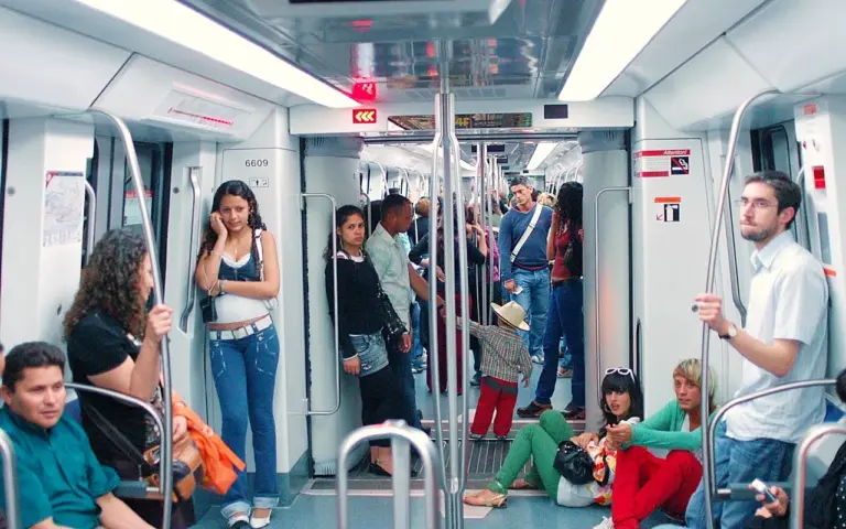Rame de métro bondée à Barcelone, avec passagers debout et assis
