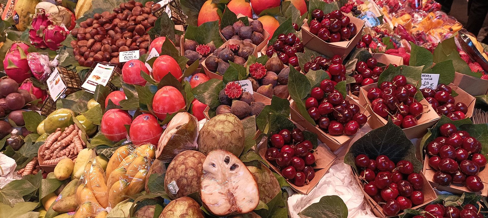 Étal de fruits de la Boqueria : cerises, figues, pommes cannelle et fruits exotiques