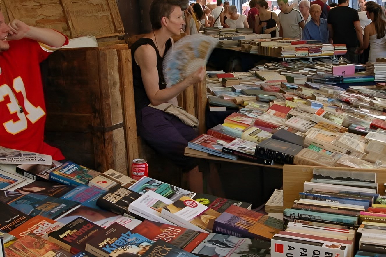Tables de livres d’occasion et chineurs aux Encants de Barcelone