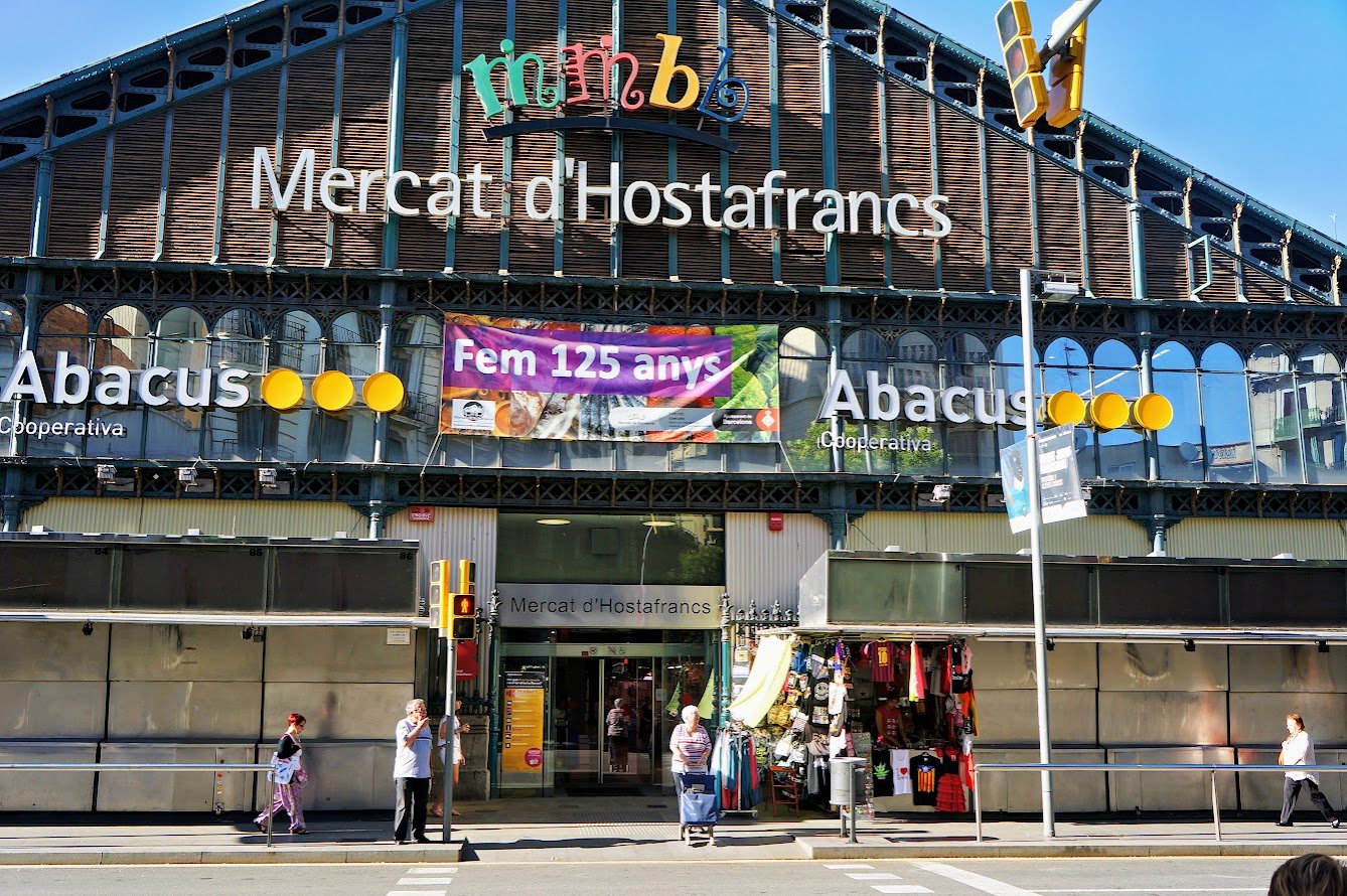 Façade vitrée du marché d’Hostafrancs, sur la Creu Coberta, à Barcelone