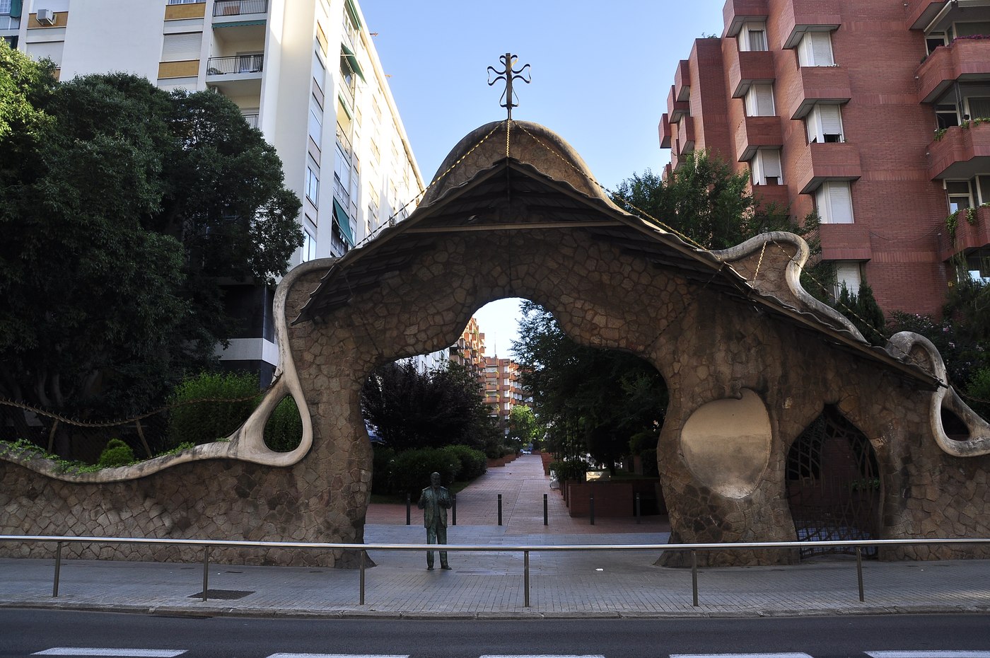 Le portail Miralles, grille et porte en fer forgé et pierre dessinées par Gaudí, Passeig de Manuel Girona