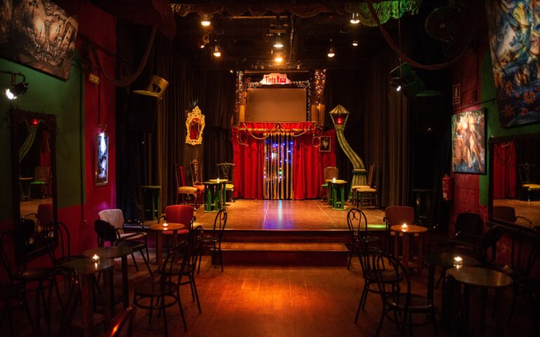 Tinta Roja, bar-théâtre du Poble-sec