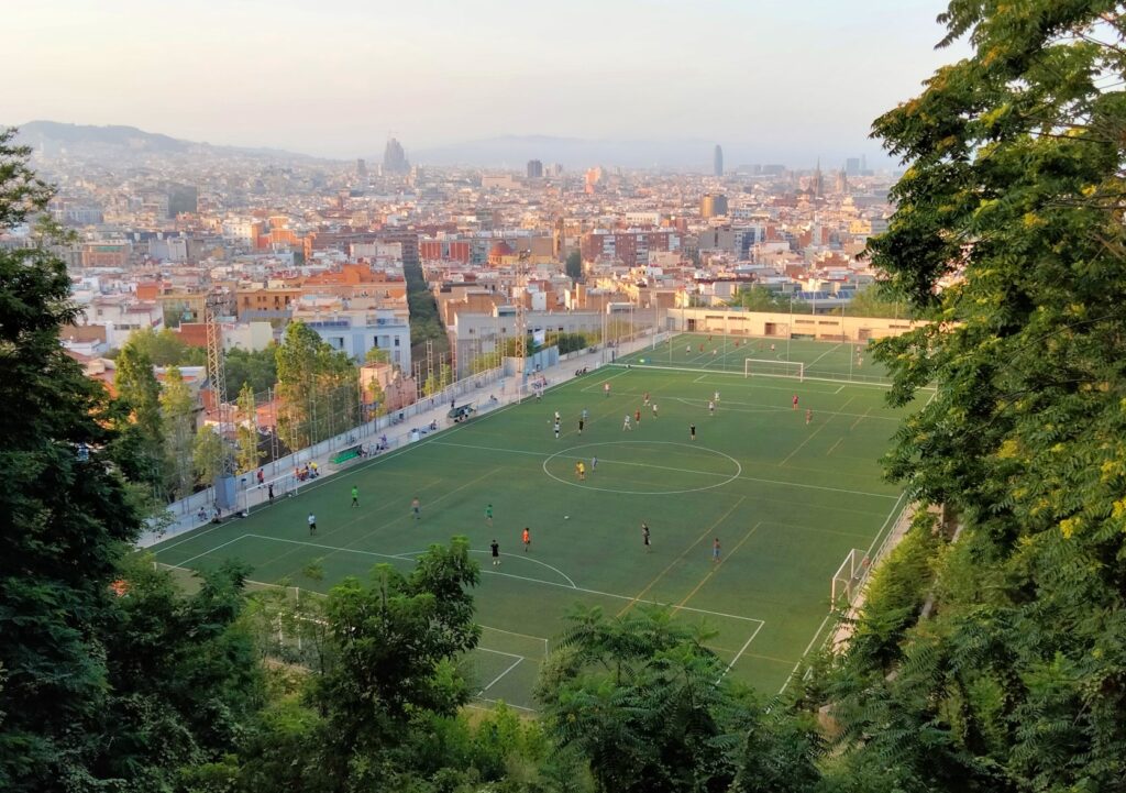 Le terrain de foot municipal de la Satàlia, au Poble-sec, vu depuis Montjuïc, avec Barcelone en arrière-plan