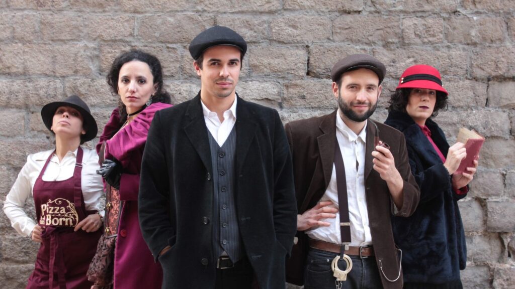 Cinq comédiens en costume des années 1920 devant un mur de pierre du quartier gothique de Barcelone, pour le jeu d'enquête Vol à Sant Pere d'Artemis