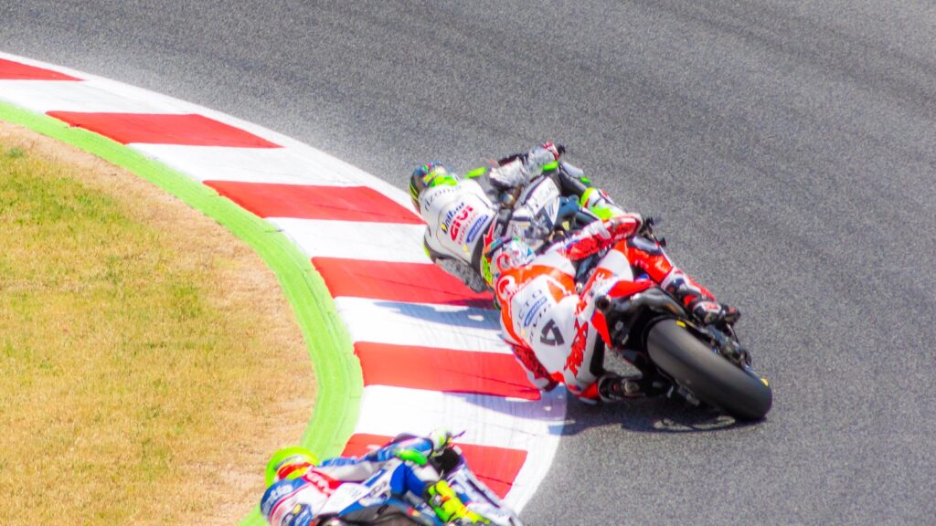 Des motos de MotoGP dans un virage du Circuit de Barcelona-Catalunya, à Montmeló