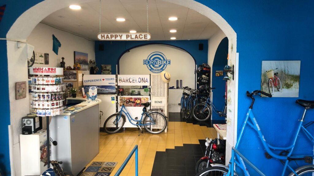 L'intérieur de la boutique Born Bike Tours Barcelona, avec ses vélos bleus et son comptoir d'accueil