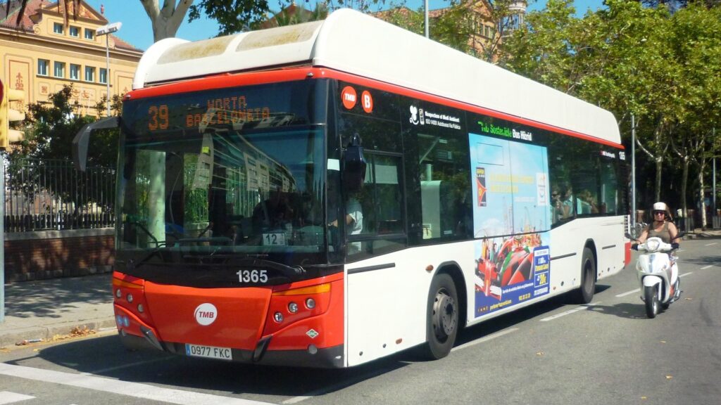 Un bus rouge et blanc de TMB, ligne 39 Horta-Barceloneta, à l'arrêt dans une avenue de Barcelone