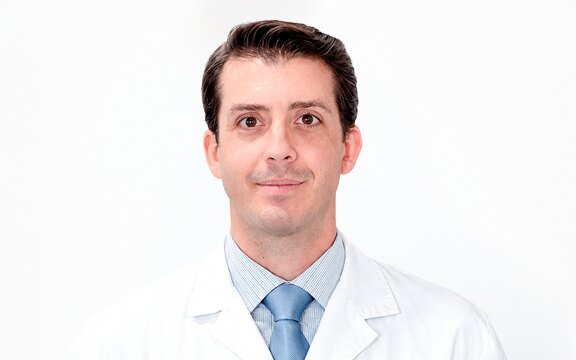 Portrait du Dr Gregory Zegarek, neurochirurgien, en blouse blanche