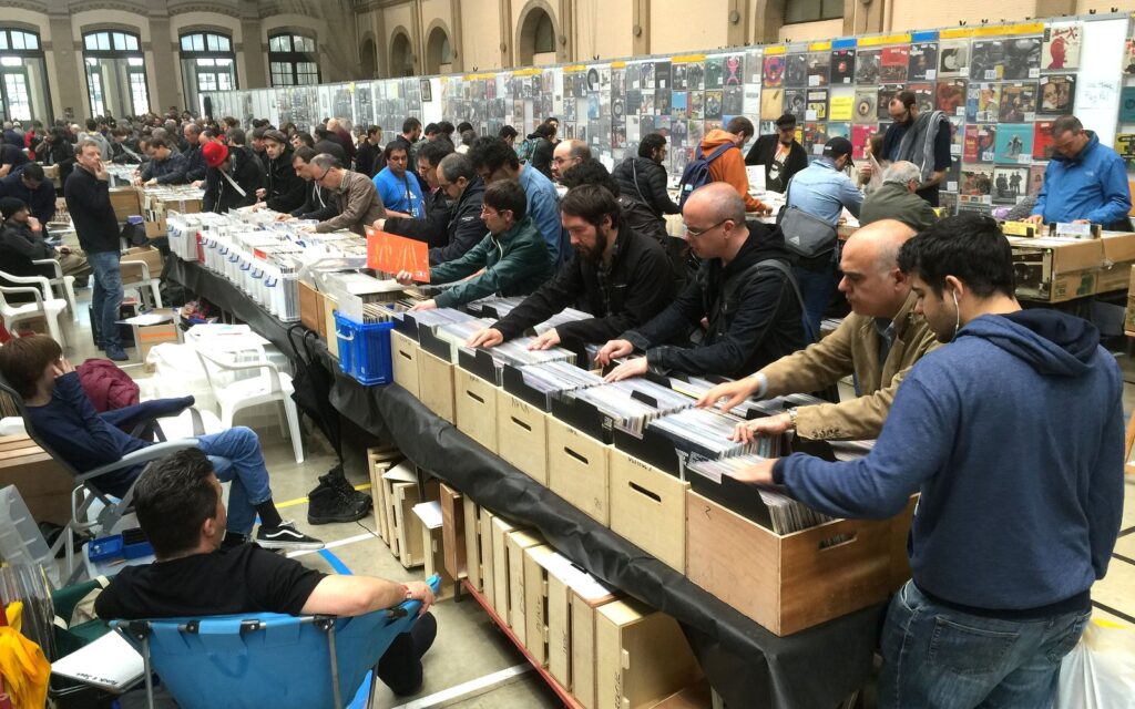 Stands de vinyles et visiteurs dans la halle de l'Estació del Nord pendant la foire du disque de Barcelone
