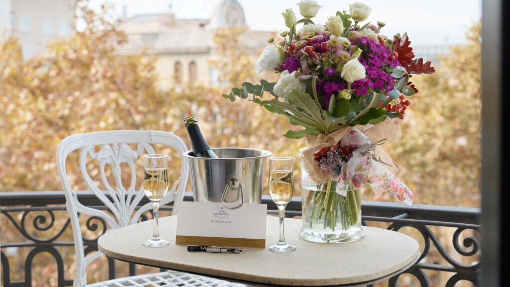 Balcon d'une chambre de l'Hôtel Continental Barcelona, coupes et bouquet sur la Rambla