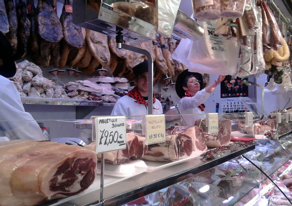 Étal de charcuterie et de jambons dans le marché municipal de Sant Antoni, à Barcelone, avec les prix affichés
