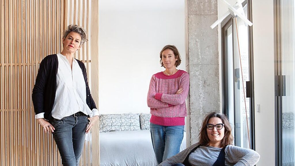 Les trois architectes d'intérieur de mis-más dans un intérieur qu'elles ont conçu