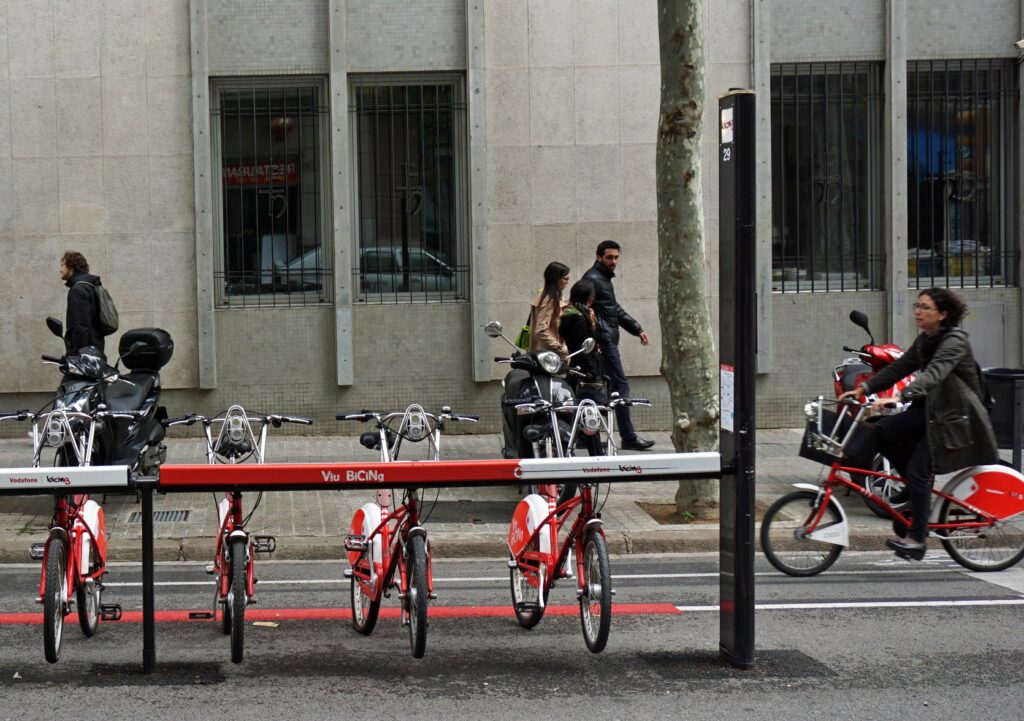 Station Bicing et cycliste dans une rue de Barcelone