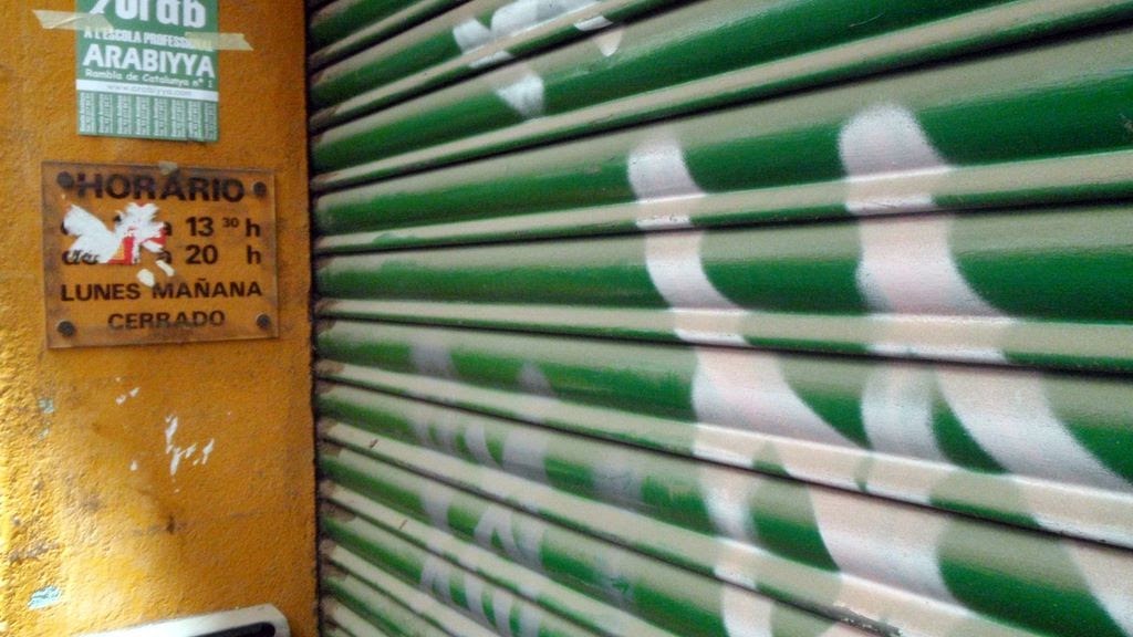 Le rideau métallique baissé d'une boutique à Barcelone