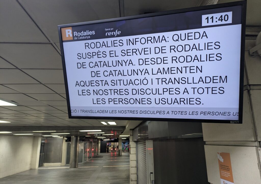 Écran d'information Rodalies de Catalunya annonçant la suspension du service, gare de Plaça de Catalunya à Barcelone