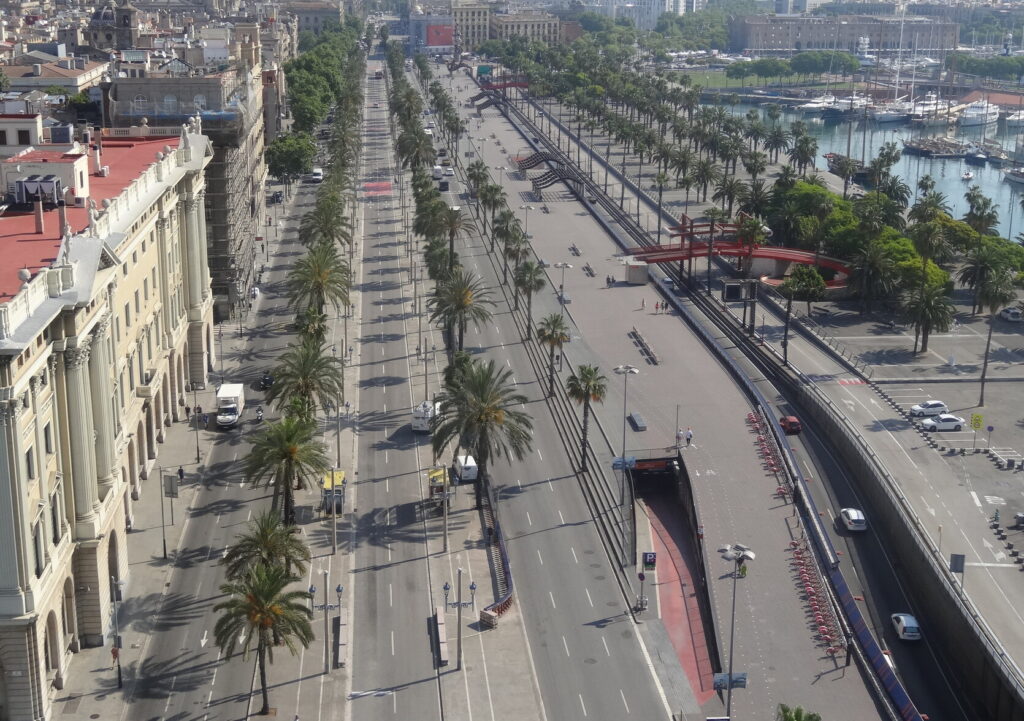 Vue plongeante sur le passeig de Colom et ses palmiers, et sur l'entrée du tunnel de la Ronda Litoral au Moll de la Fusta